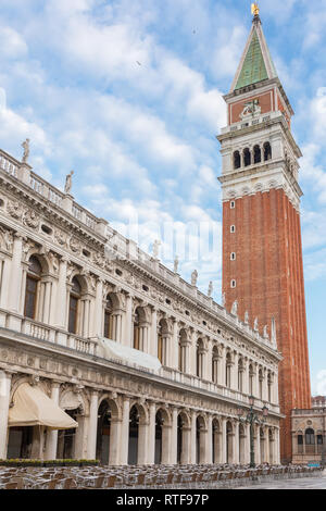 Outdoor Cafe e la Biblioteca Marciana in piazza San Marco a Venezia, Italia Foto Stock