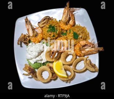 Piastra con fritture di pesce, gamberi, calamari e riso, Germania Foto Stock