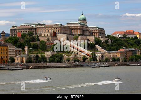 Il palazzo del castello il Danubio visto dal quartiere Pest, il quartiere del Castello, Budapest, Ungheria Foto Stock