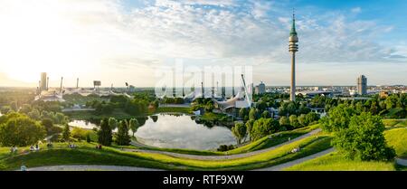 Area Olimpica, parco con il lago olimpico e la torre della televisione, Olympiaturm, Theatron, Olympiapark, Monaco di Baviera, Baviera, Baviera Foto Stock