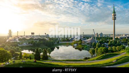 Area Olimpica, parco con il lago olimpico e la torre della televisione, Olympiaturm, Theatron, Olympiapark, Monaco di Baviera, Baviera, Baviera Foto Stock