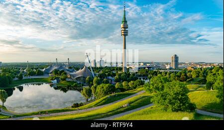 Area Olimpica, parco con il lago olimpico e la torre della televisione, Olympiaturm, Theatron, Olympiapark, Monaco di Baviera, Baviera, Baviera Foto Stock