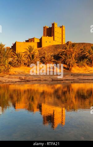 Ait Hamou ou detto Kasbah è riflessa nel fiume Draa, Valle di Draa, Sud Marocco, Marocco Foto Stock