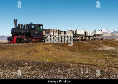 Miniera storico treno nella parte anteriore del Kongsfjorden, Ny-Alesund, Spitsbergen, isole Svalbard Isole Svalbard e Jan Mayen, Norvegia Foto Stock