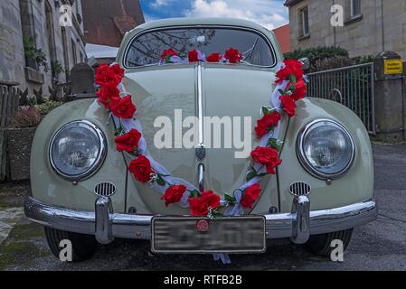 Oldtimer, VW Beetle dal 1955 come auto nozze decorata con rose, Baviera, Germania Foto Stock