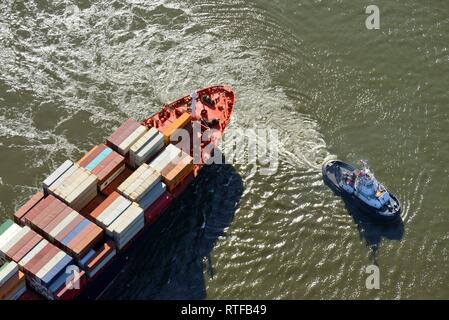 Vista aerea, manovre rimorchiatore nave portacontainer, Amburgo, Germania Foto Stock