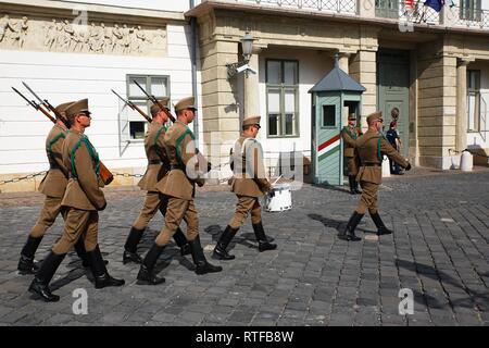 I soldati di guardia cambiando le protezioni di fronte al Palazzo Presidenziale Palais Sándor, Sandor Palace, dal Quartiere del Castello, quartiere Buda Foto Stock