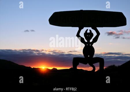 Diavolo di una scultura in controluce, landmark El Diablo dall'artista Cesar Manrique al tramonto, il Parco Nazionale di Timanfaya, Lanzarote Foto Stock