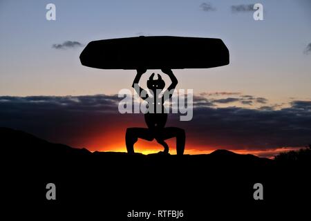 Diavolo di una scultura in controluce, landmark El Diablo dall'artista Cesar Manrique al tramonto, il Parco Nazionale di Timanfaya, Lanzarote Foto Stock