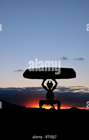 Diavolo di una scultura in controluce, landmark El Diablo dall'artista Cesar Manrique al tramonto, il Parco Nazionale di Timanfaya, Lanzarote Foto Stock