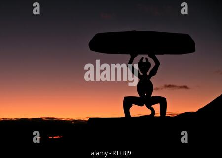 Diavolo di una scultura in controluce, landmark El Diablo dall'artista Cesar Manrique al tramonto, il Parco Nazionale di Timanfaya, Lanzarote Foto Stock