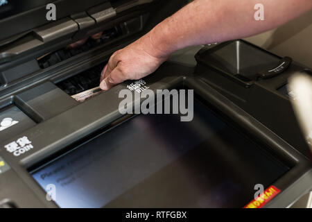 L'uomo prendendo soldi di ATM in Giappone Foto Stock