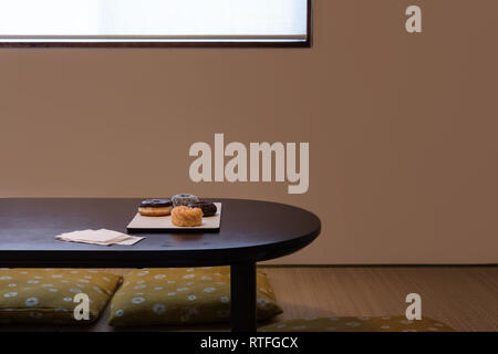Tradizionale Giapponese del tavolo sul tatami Foto Stock