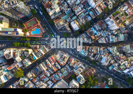 Vista dall'alto di antenna Dan Chu rotonda o ' Nga Sau Dan Chu ', Ho Chi Minh City, Viet Nam con edifici di sviluppo, trasporto Foto Stock