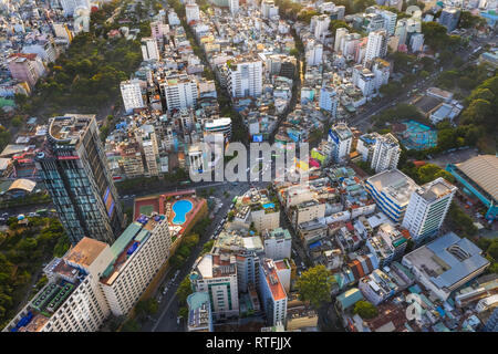 Vista dall'alto di antenna Dan Chu rotonda o ' Nga Sau Dan Chu ', Ho Chi Minh City, Viet Nam con edifici di sviluppo, trasporto Foto Stock