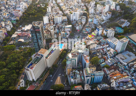 Vista dall'alto di antenna Dan Chu rotonda o ' Nga Sau Dan Chu ', Ho Chi Minh City, Viet Nam con edifici di sviluppo, trasporto Foto Stock