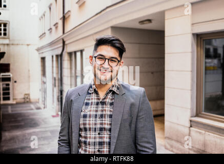 Ritratto di un giovane imprenditore della città Foto Stock