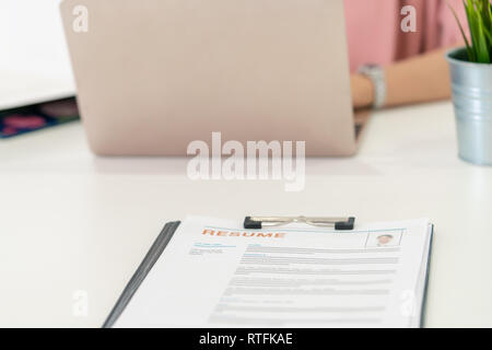 Il colloquio di lavoro riprendere giacente su un ufficio HR Foto Stock