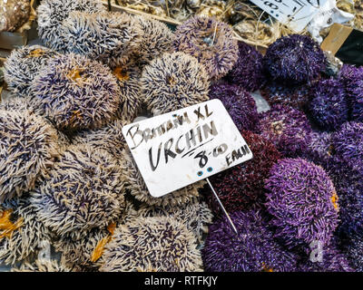 London, Regno Unito - 24 Febbraio 2019: Borough Market, uno dei più antichi, il più grande e il più popolare dei mercati alimentari a Southwark, Londra. Foto Stock