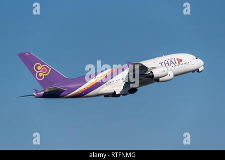 Thai Airways International Airbus A380 superjumbo aereo jet piano HS-TUF decollo dall'Aeroporto Heathrow di Londra, Regno Unito, nel blu del cielo. Partenza del volo Foto Stock