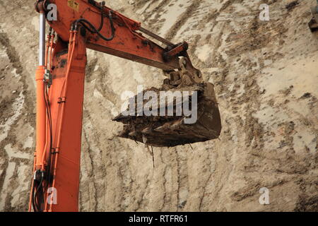 Benna di un escavatore di scavare il terreno al sito in costruzione Foto Stock