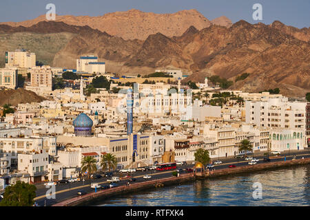 Il sultanato di Oman, Moscato, la Corniche di Muttrah, la città vecchia di Muscat, waterfront building Foto Stock