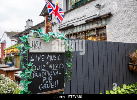 Pub inglese a Bowness on Windermere battenti union jack pubblicità e musica dal vivo e serate di quiz, Lake District,Cumbria,Inghilterra Foto Stock