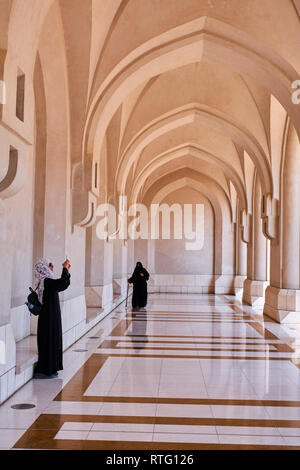 Sultanat di Oman, Moscato, Portico del Palazzo Al Alam Foto Stock