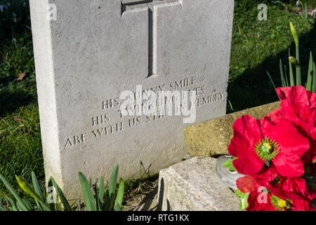 Iscrizione su WW2 Commonwealth War grave per un membro della Royal Canadian Air Force, Chelveston, Northamptonshire, Regno Unito Foto Stock