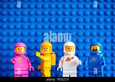 Tambov, Federazione Russa - Febbraio 24, 2019 Quattro astronauta Lego minifigures contro la piastra di base blu sullo sfondo. La LEGO Movie 2. Foto Stock