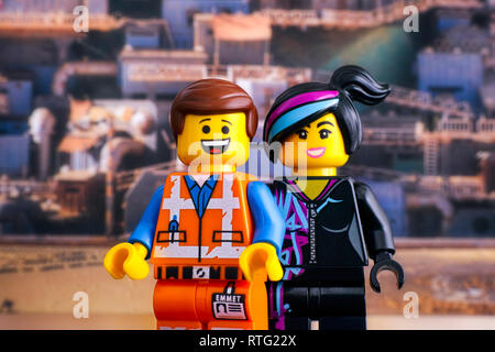 Tambov, Federazione Russa - Febbraio 24, 2019 Lego Elmetto Emmet e Lucia minifigures contro Apocalypseburg sfondo. La Lego Movie 2. Foto Stock