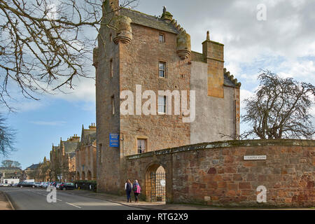 DORNOCH SUTHERLAND LA SCOZIA IL Dornoch Castle Hotel nel castello vicino e persone di passaggio Foto Stock