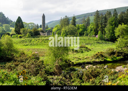 Glendalough è un villaggio con un monastero nella contea di Wicklow, Irlanda. Il monastero fu fondata nel VI secolo da San Kevin, eremita e sacerdote, Foto Stock