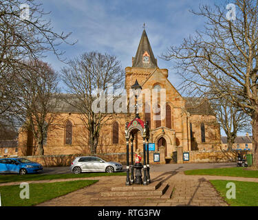 DORNOCH SUTHERLAND Scozia la cattedrale e la statua in stile vittoriano circondato da alberi IN INVERNO Foto Stock