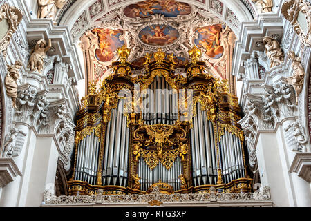 Organo presso la cattedrale di Santo Stefano, Passau. È la cattedrale più grande organo al mondo. L'organo ha attualmente 17,774 tubazioni e 233 registri Foto Stock