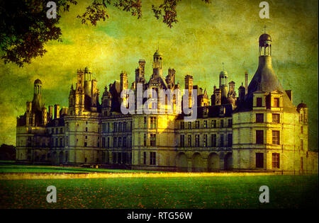 La suggestiva architettura dello Chateau Royal de Chambord si erge maestosamente contro un cielo limpido, circondato da lussureggianti giardini. Loir et Cher. Francia Foto Stock