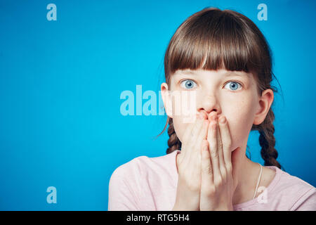 Sorpreso stupito sopraffatto ragazza che copre la bocca con le mani. reazione emotiva Foto Stock