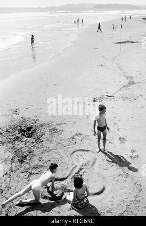 Giocando sulla spiaggia, marina di carrara, Italia, 1968 Foto Stock