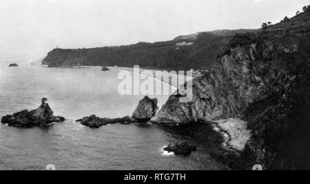 L'Europa, Italia, Calabria, palmi, vista della spiaggia di trappola a punta pietre nere e la roccia di olive, 1930-40 Foto Stock