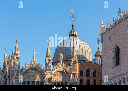 I dettagli architettonici della Basilica di San Marco a Venezia, Italia Foto Stock