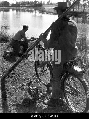 L'Italia, canale di brenta, pescatori, 1957 Foto Stock
