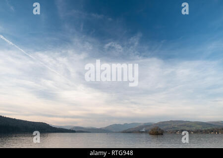 Un ampio colpo di testa di Windermere da una barca, Wansfell Pike e il Fairfield Horseshoe sono visibili in lontananza, Lake District, REGNO UNITO Foto Stock