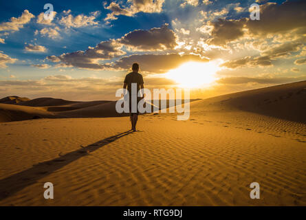 Bel tramonto nel deserto, Sharqiya Sands, Oman Foto Stock