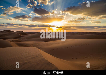 Bel tramonto nel deserto, Sharqiya Sands, Oman Foto Stock