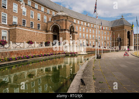 Città britannica consiglio il College Green, Bristol, Regno Unito Foto Stock