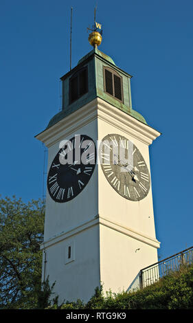 Vista dal basso alla torre dell orologio in corrispondenza della Fortezza Petrovaradin, Novi Sad Serbia Foto Stock