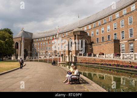 Città britannica consiglio il College Green, Bristol, Regno Unito Foto Stock