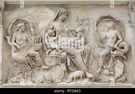 Roma. L'Italia. Il Tellus (o Pax) pannello di rilievo sulla parete est (retro) dell'Ara Pacis Augustae, 13-9 BCE, Museo dell'Ara Pacis. Foto Stock