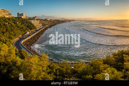 Panorama della Côte des Basques a Biarritz al tramonto Foto Stock