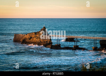 Pier nella Côte des Basques a Biarritz in Francia Foto Stock